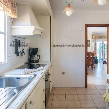 Vergel With Huge Private Pool, Jacuzzi, Sauna & Bbq By Amazzzing Travel Willa *