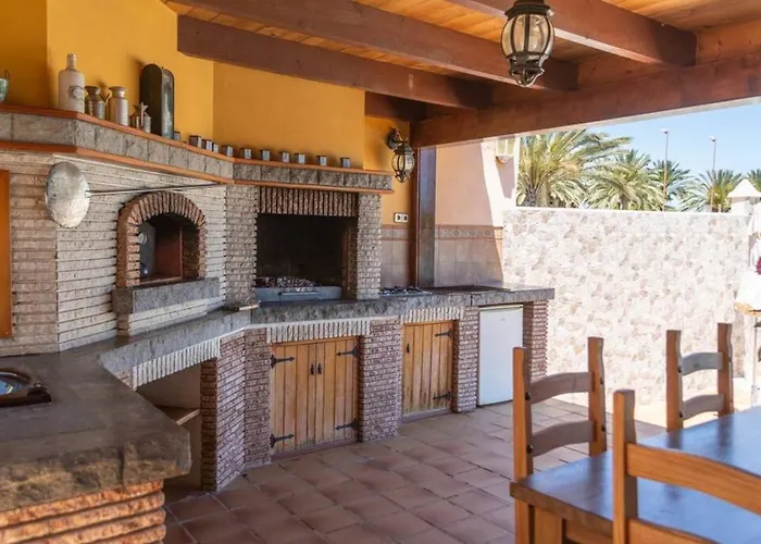 Villa Vergel With Large Private Pool Jacuzzi Bbq In Frontline Caleta De Fuste Golf By Amazzzing Travel וילה